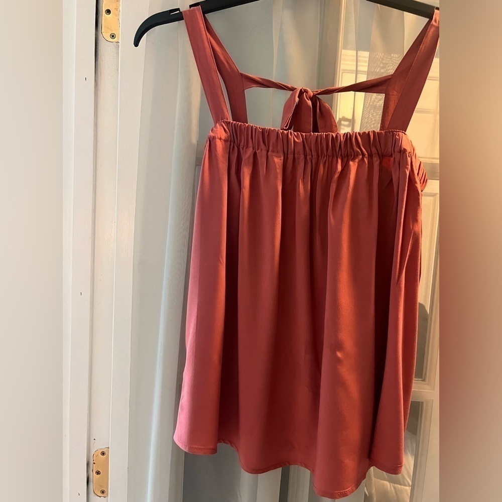 Old Navy top with wide straps. Tie strap on back. Size M coral/rust color.